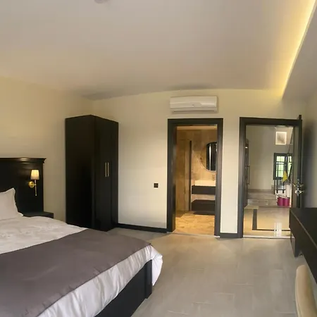 The Reference Club Restaurant & *