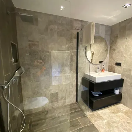 The Reference Club Restaurant & *